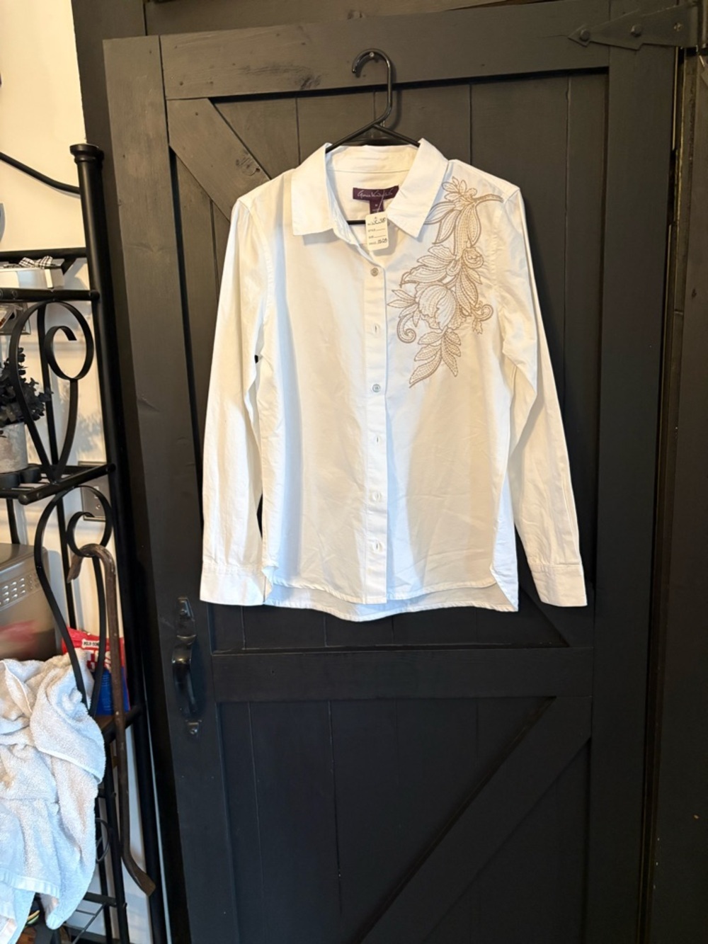 Gloria Vanderbilt White Button-Up Shirt with Purple Label